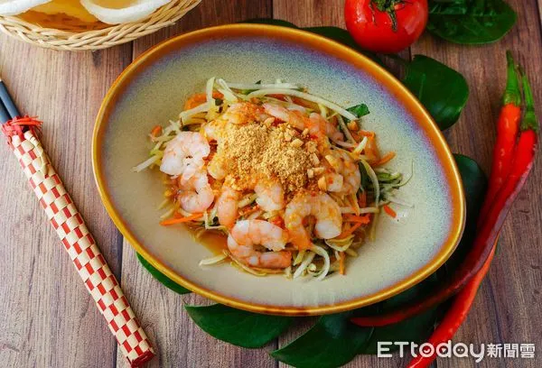 ▲全台最大越南庭院餐廳「銘記越南文化美食餐廳」端出道地的「涼拌木瓜絲」、香料豐富的「洛葉串燒豬肉乾拌米線」。（圖／有趣市集提供）