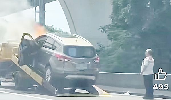 ▲國道1號中壢服務區路段今天下午發生故障車拖吊卻突然自燃意外，警消據報到場處理。（圖／翻攝自臉書）
