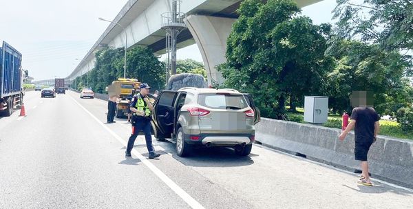 ▲國道1號中壢服務區路段今天下午發生故障車拖吊卻突然自燃意外，警消封閉外側路肩灌救處理。（圖／國道一隊提供）