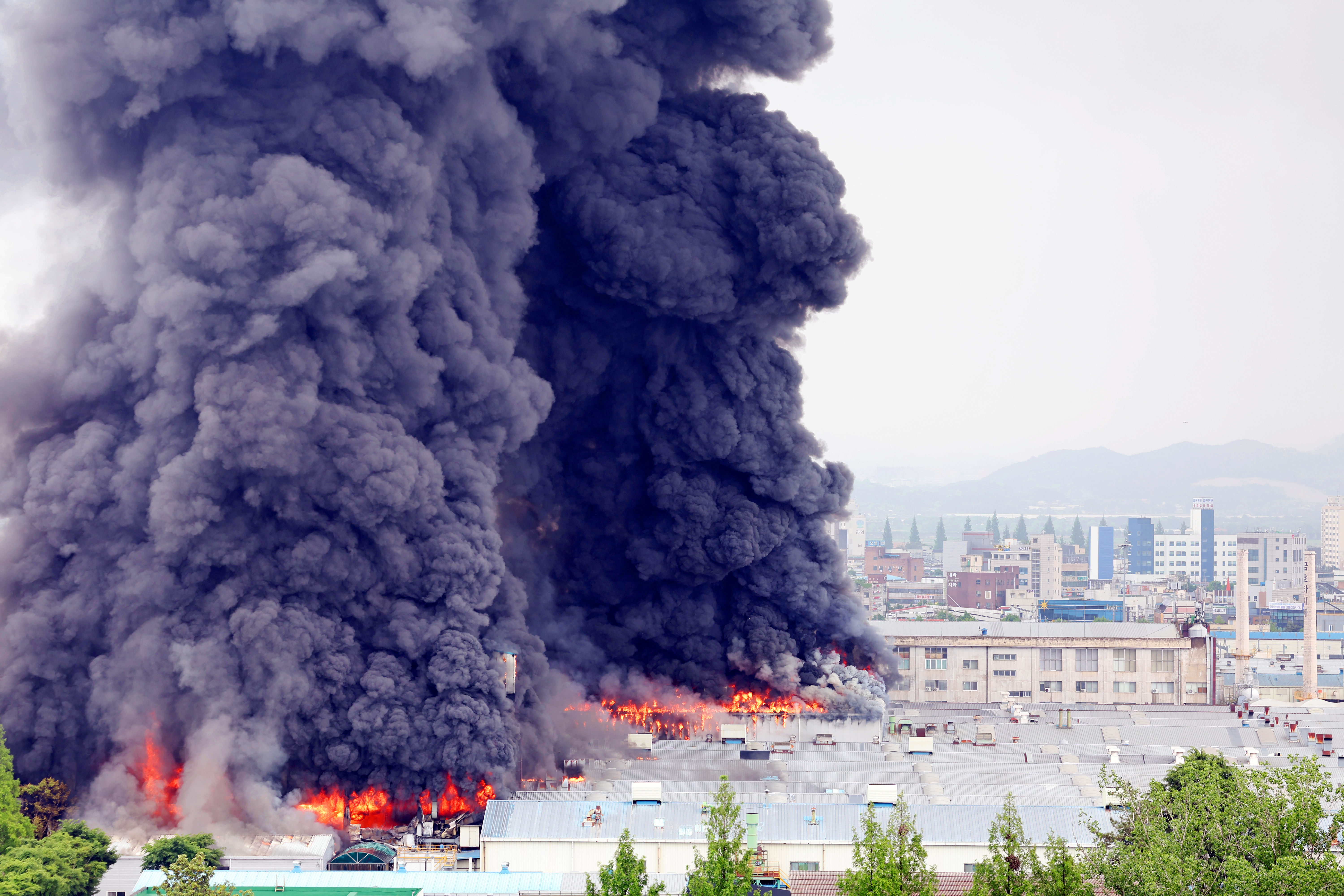 ▲▼南韓光州錦湖輪胎工廠17日上午發生嚴重大火。（圖／達志影像／newscom）