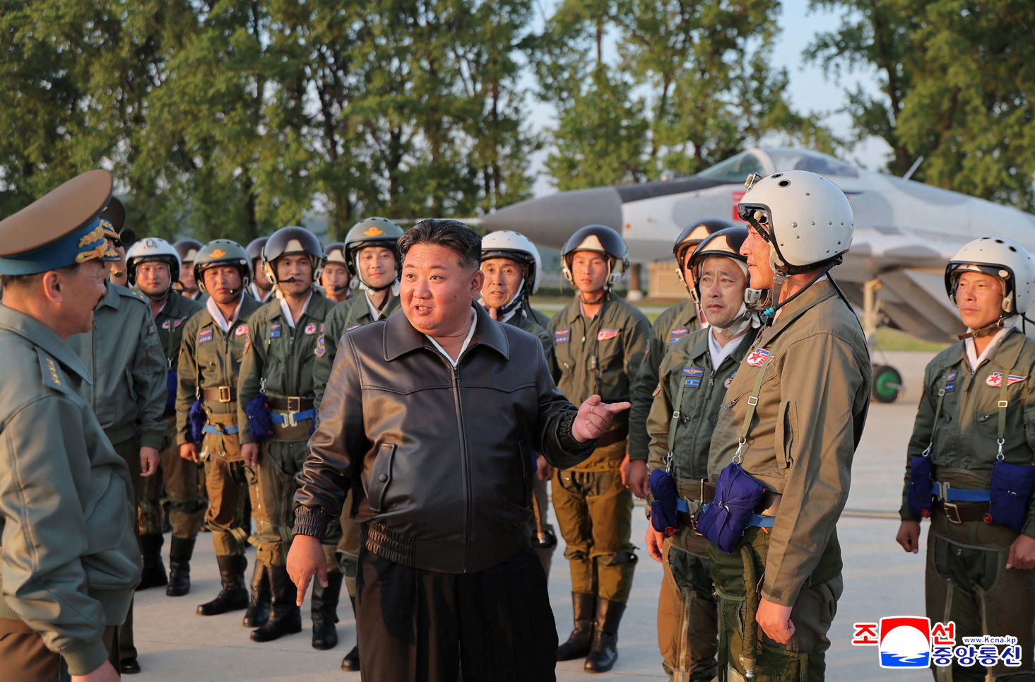 ▲▼北韓最高領導人金正恩15日出席空軍防空與空襲訓練。（圖／路透）