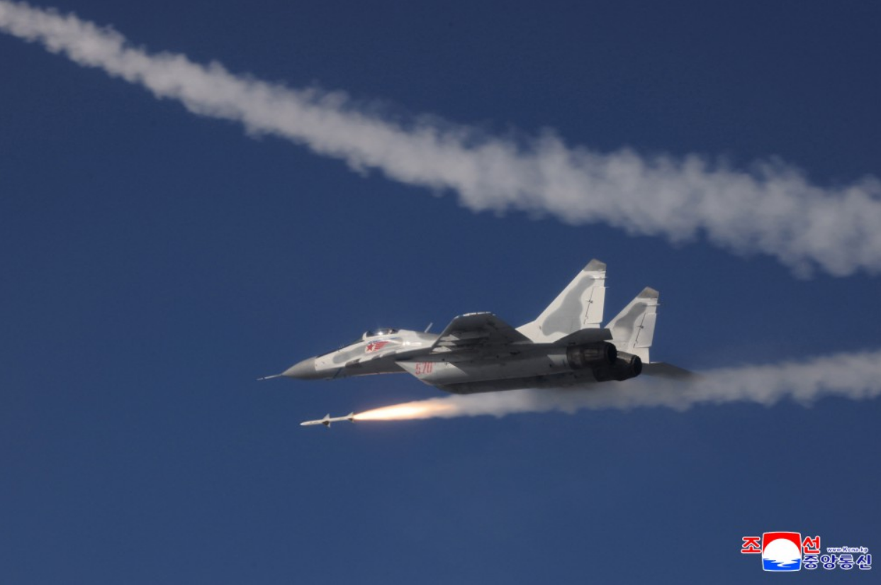 ▲▼北韓空軍從米格-29戰機發射新型空對空飛彈。（圖／翻攝自朝中社）