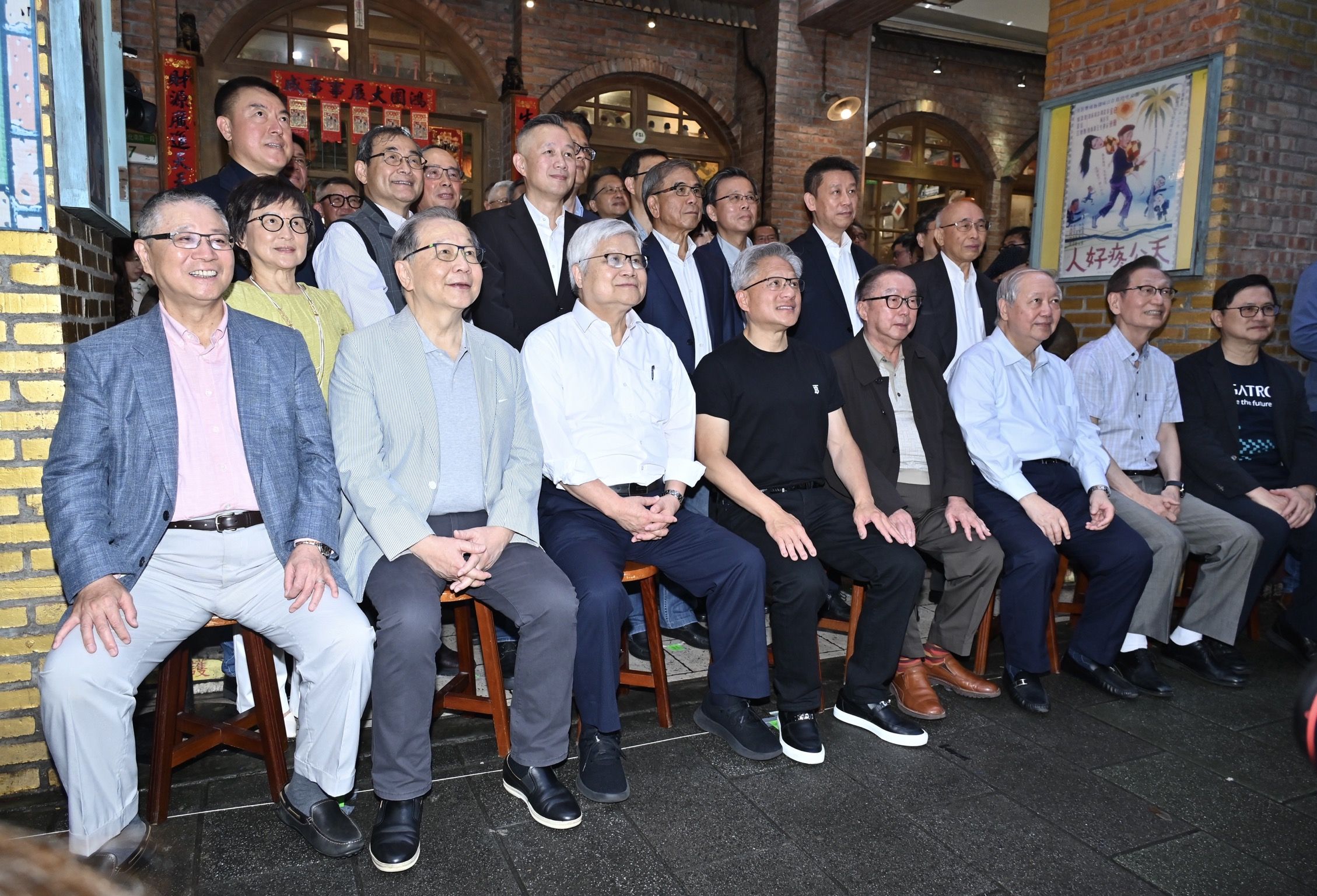 ▲▼ 輝達執行長黃仁勳今（17）日在台北磚窯餐廳宴請供應鏈廠商，廣達董事長林百里、台積電董事長魏哲家、鴻海董事長劉揚偉、緯創董事長林憲銘等人皆為座上賓 。（圖／記者李毓康攝）