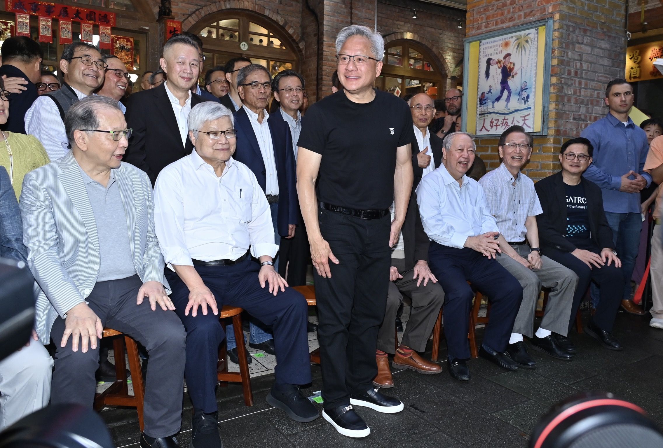 ▲▼ 輝達執行長黃仁勳今（17）日在台北磚窯餐廳宴請供應鏈廠商，廣達董事長林百里、台積電董事長魏哲家等人皆為座上賓。（圖／記者李毓康攝）