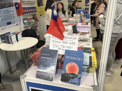 台灣文學登布拉格書展!遭中方施壓「撤國旗」、逼改國家欄位