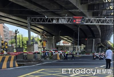 接電話沒注意!新竹女闖平交道遭區間車撞上送醫 現場畫面曝