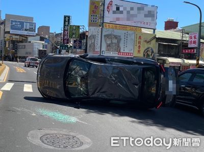 烏龜翻、側翻全都有!台南「一天翻4車」5人送醫 網傻:比擲筊?