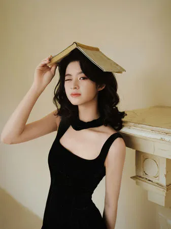 ▲黃楊鈿甜成人禮疑似配戴天價耳環。（圖／翻攝自微博）