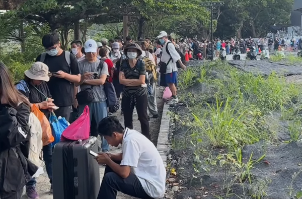 ▲▼台鐵電車線斷落，旅客在大武站等公路接駁車人潮看不到盡頭。（圖／翻攝爆料公社）