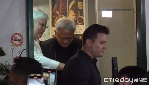 ▲▼黃仁勳用完餐以後被粉絲包圍。（圖／記者莊喬迪攝）