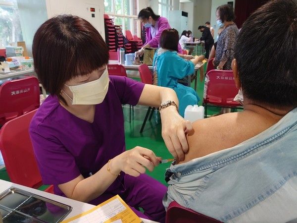 ▲疫情升溫！桃園衛生局籲民眾快接種疫苗預防重症。（圖／衛生局提供）