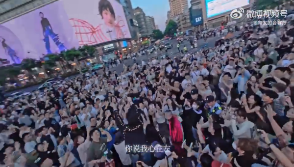 ▲▼向佐街頭打卡癱瘓交通　遭保全驅趕「逛街要報備」。（圖／翻攝自微博）