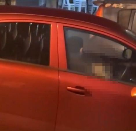 ▲路邊汽車活春宮。（圖／翻攝自抖音）
