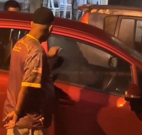 ▲路邊汽車活春宮。（圖／翻攝自抖音）