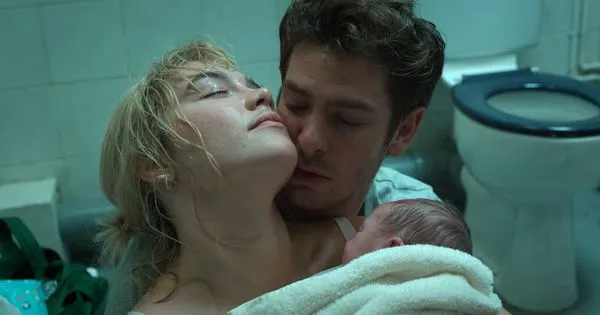 ▲《此刻的我們》安德魯加菲爾德、佛蘿倫絲普伊加油站廁所上演真實生產戲。（圖／CATCHPLAY提供）