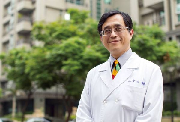 前新光醫院腎臟科醫師江守山代言薦證活化勝卻未遭裁處，民眾質疑相關單位行政不彰。（翻攝江守山臉書）
