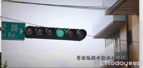 ▲「多時相號誌」路口，圓形綠燈號誌可以左轉             。（圖／記者陳崑福翻攝）