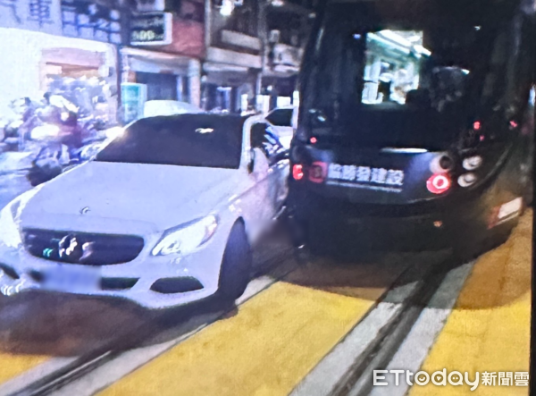 ▲林姓女子昨晚開著賓士車行經大順二路，違規左轉日全街，與後方行駛而來的輕軌列車發生擦撞。（圖／記者吳世龍翻攝）