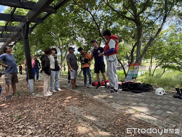 ▲南市消防局第二大隊於官田葫蘆埤舉辦管（膠）筏教育訓練，區公所人員實地操演強化應變能力。（記者林東良翻攝，下同）