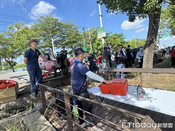 ▲南市消防局第二大隊於官田葫蘆埤舉辦管（膠）筏教育訓練，區公所人員實地操演強化應變能力。（記者林東良翻攝，下同）