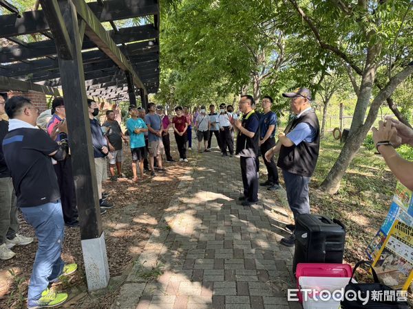 ▲南市消防局第二大隊於官田葫蘆埤舉辦管（膠）筏教育訓練，區公所人員實地操演強化應變能力。（記者林東良翻攝，下同）
