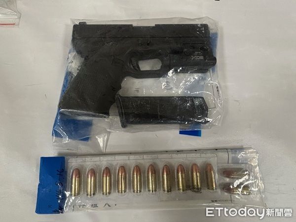 ▲龜山警分局破獲天九牌職業賭場再查獲通緝犯賭客，查扣克拉克制式手槍及子彈。（圖／龜山警分局提供、下同）