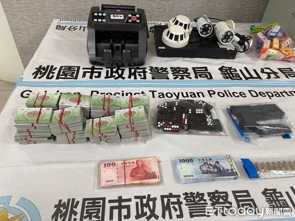 ▲▼起出天九牌、監視器、籌碼、賭資、抽頭金6萬餘元。（圖／龜山警分局提供）