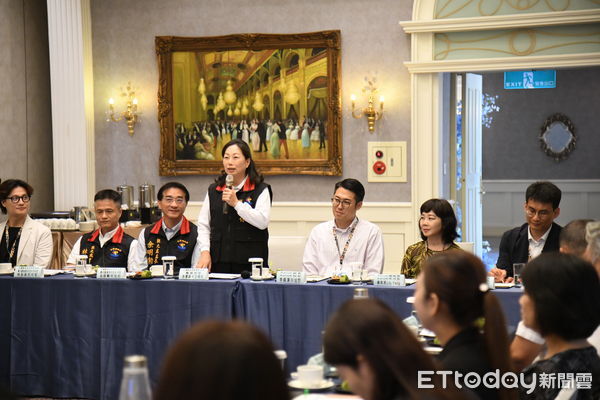 ▲▼Aero K航空銷售部負責人李盛漢組長與花蓮縣長徐榛蔚簽署合作備忘錄。（圖／花蓮縣政府提供，下同）