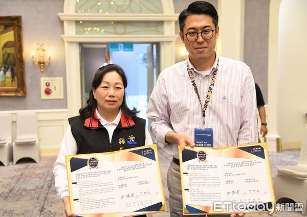 ▲▼Aero K航空銷售部負責人李盛漢組長與花蓮縣長徐榛蔚簽署合作備忘錄。（圖／花蓮縣政府提供，下同）