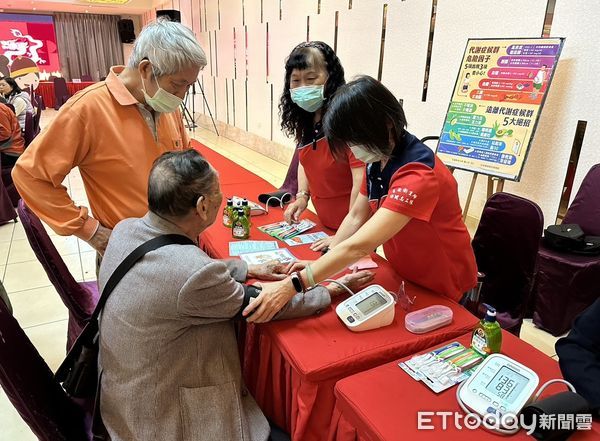 ▲▼花蓮衛生局呼籲民眾對高血壓控制的關注，鼓勵民眾定期在家量血壓，提早發現血壓異常，為自己的健康把關。（圖／花蓮衛生局提供，下同）