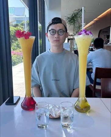 ▲▼視網膜沖繩旅遊，點飲料拍照意外拍出「莊嚴感」。（圖／翻攝自臉書）