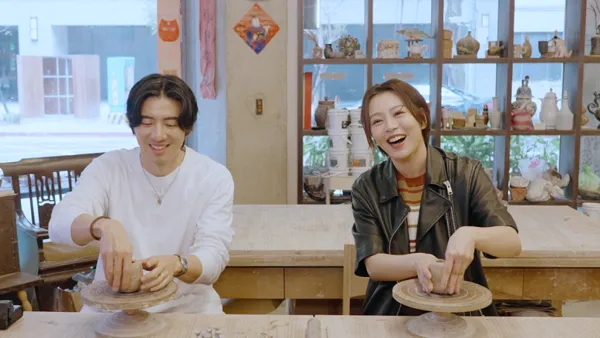 ▲▼傅孟柏（左）親手捏製要送給7月大女兒的未來禮物。右為主持人劉品言。（圖／鏡電視提供）