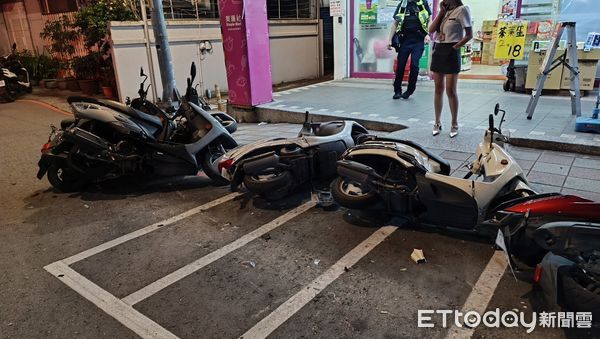 ▲蔣男開車撿東西分心擦撞9輛機車，女友到場無奈地在一旁叉手臭臉。（圖／記者陸運陞翻攝）