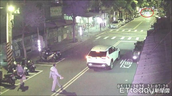 ▲蔣男開車撿東西分心擦撞9輛機車，女友到場無奈地在一旁叉手臭臉。（圖／記者陸運陞翻攝）
