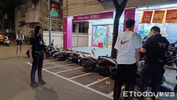 ▲蔣男開車撿東西分心擦撞9輛機車，女友到場無奈地在一旁叉手臭臉。（圖／記者陸運陞翻攝）