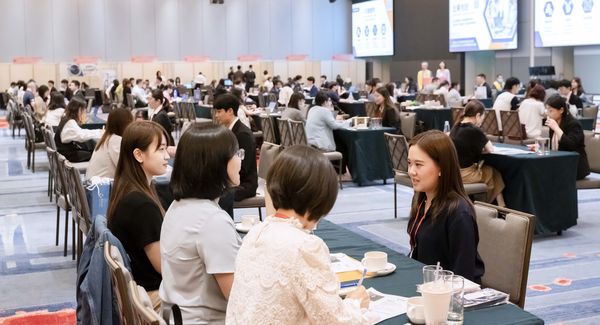 ▲國企班學員與企業洽談熱絡。(圖／貿協提供)