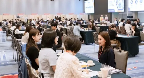 ▲國企班學員與企業洽談熱絡。(圖／貿協提供)