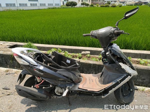 ▲台中23歲女騎士車禍一度意識不清轉院救治　貨車翻落水溝。（圖／民眾提供）