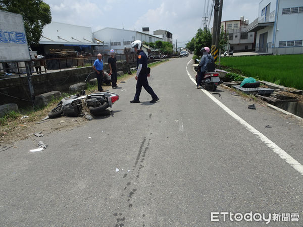 ▲台中23歲女騎士車禍一度意識不清轉院救治　貨車翻落水溝。（圖／民眾提供）