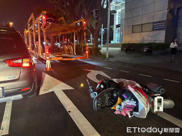 ▲▼運輸車載「香噴噴新車」紅線卸貨釀車禍。（圖／記者許權毅攝）
