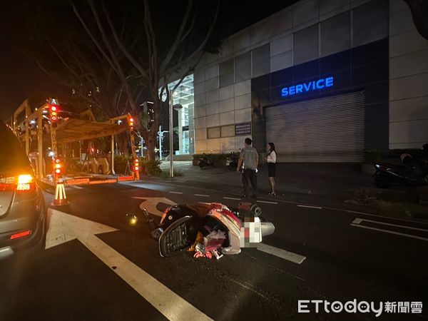 ▲▼運輸車載「香噴噴新車」紅線卸貨釀車禍。（圖／記者許權毅攝）