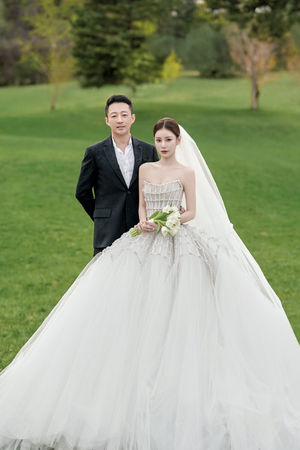 ▲▼汪小菲與現任妻子馬筱梅婚紗照曝光。（圖／翻攝自微博）