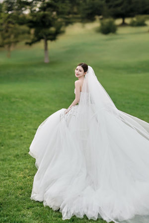 ▲▼汪小菲與現任妻子馬筱梅婚紗照曝光。（圖／翻攝自微博）