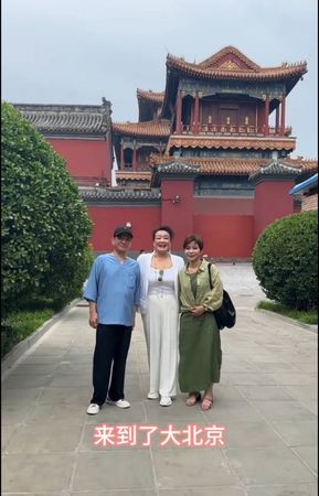▲▼張蘭帶著親家到廟裡拜拜。（圖／翻攝自微博）