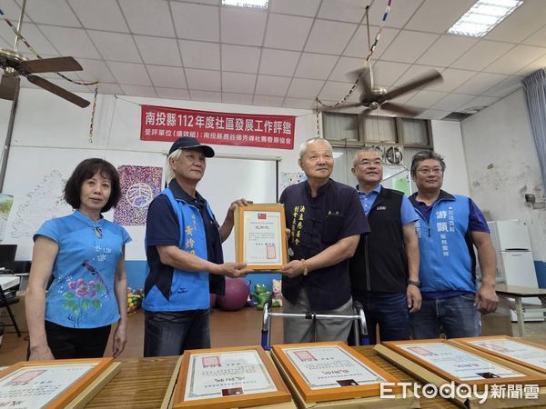 ▲立委游顥攜手慈善團體，捐贈鹿谷秀峰長青食堂3000公斤愛心白米。（圖／游顥辦公室提供）