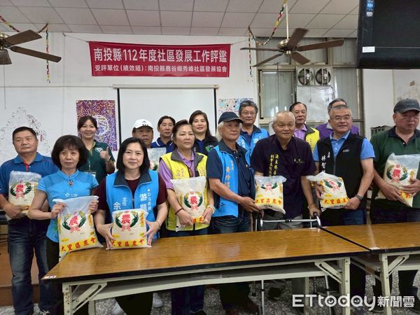 ▲立委游顥攜手慈善團體，捐贈鹿谷秀峰長青食堂3000公斤愛心白米。（圖／游顥辦公室提供，下同）