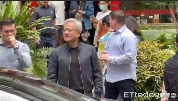 ▲▼黃仁勳今中午在「十二月」與家人共進午餐     。（圖／莊喬迪攝）