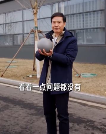 ▲▼雷軍「摔西瓜」展示防彈塗層！稱小米汽車電池底版也有塗。（圖／翻攝微博）