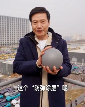 ▲▼雷軍「摔西瓜」展示防彈塗層！稱小米汽車電池底版也有塗。（圖／翻攝微博）