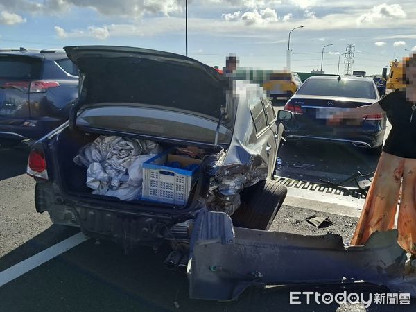 ▲▼             台88西向6.3公里處5輛車追撞。（圖／記者吳奕靖翻攝）